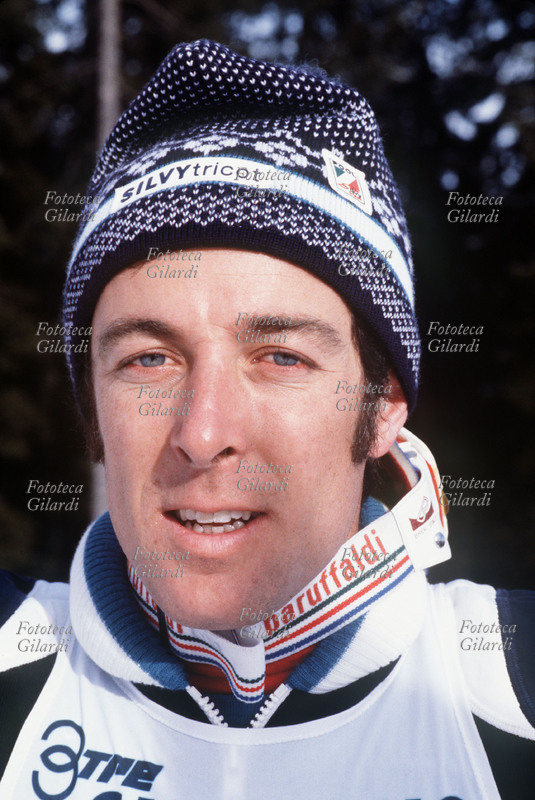 SPORT SCI Gustav Thoeni ritratto in primo piano nella pausa di una gara. Le sue numerose vittorie: Olimpiadi invernali di Sapporo 1972: Oro nel Giant Slalom, Argento nel Slalom, Oro nella combinazione. Olimpiadi invernali di Innsbruck 1976: Oro nel Slalom, Oro nella Combinatione. Campionati del mondo 1974: Oro nello Slalom Gigante, Oro nello Slalom. 4 Vittorie nella Coppa del Mondo generale: 1971, 1972, 1973, 1975 (1974 - Secondo) Weltcup: 24 vittorie, 22 secondi posti, 18 terzi posti, piú di 300 gare dal 1965 al 1980