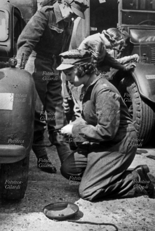 II GM GRAN BRETAGNA Sua Altezza Reale la principessa Elisabetta di York (21 aprile 1926 – 8 settembre 2022), poi divenuta regina come Elisabetta II del Regno Unito, arruolata nel Servizio Ausiliare Territoriale dell\