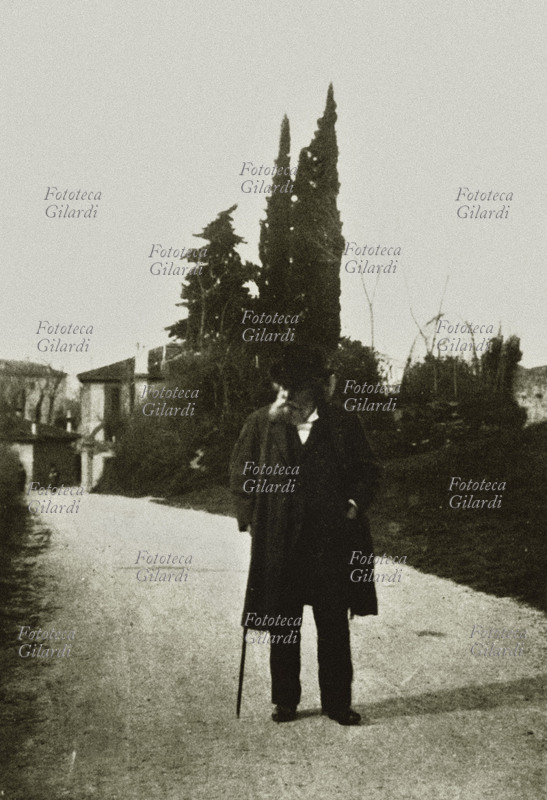 Giosuè CARDUCCI ( 27 luglio 1835 – 16 febbraio 1907) poeta, scrittore e critico letterario italiano, ritratto da solo a passeggio. Italia, 1903.