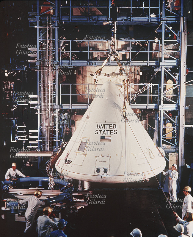 ASTRONAUTICA Capsula spaziale del progetto Apollo nel laboratorio della NASA. Stati Uniti, anni 1960 - 1969