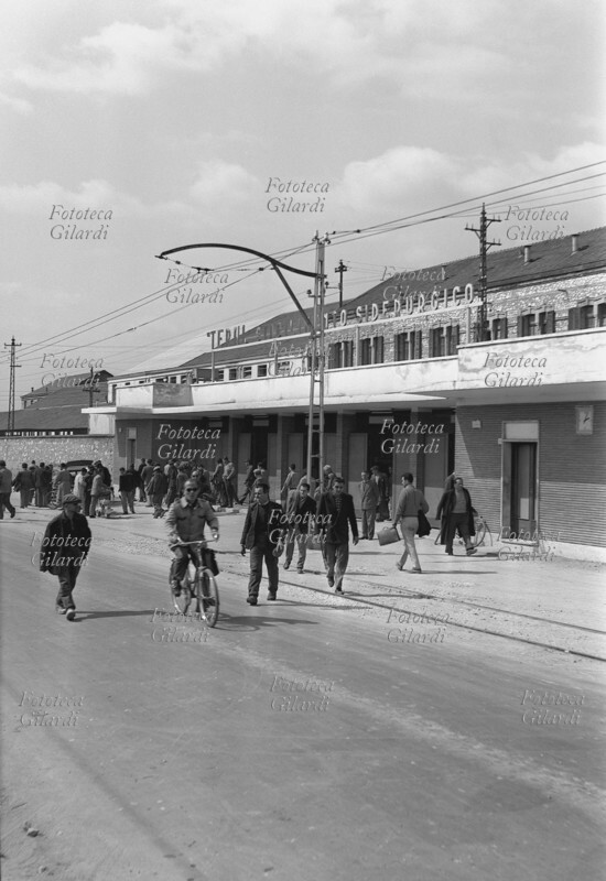 STORIA DEl MOVIMENTO OPERAIO picchetto di lavoratori della Terni Stabilimento Siderurgico, in lotta contro la smobilitazione ed i licenziamenti. Fotografia di Ando Gilardi (1921 - 2012) #andogilardi, Terni 1955 circa.