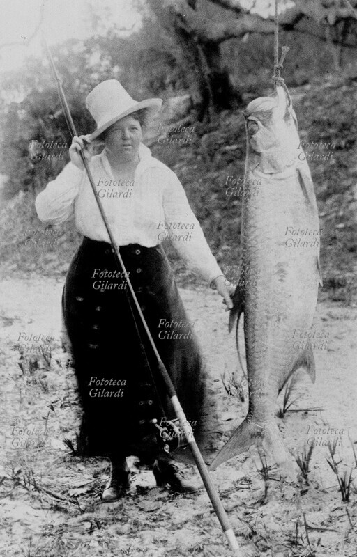 PESCA Una donna posa di fianco all\