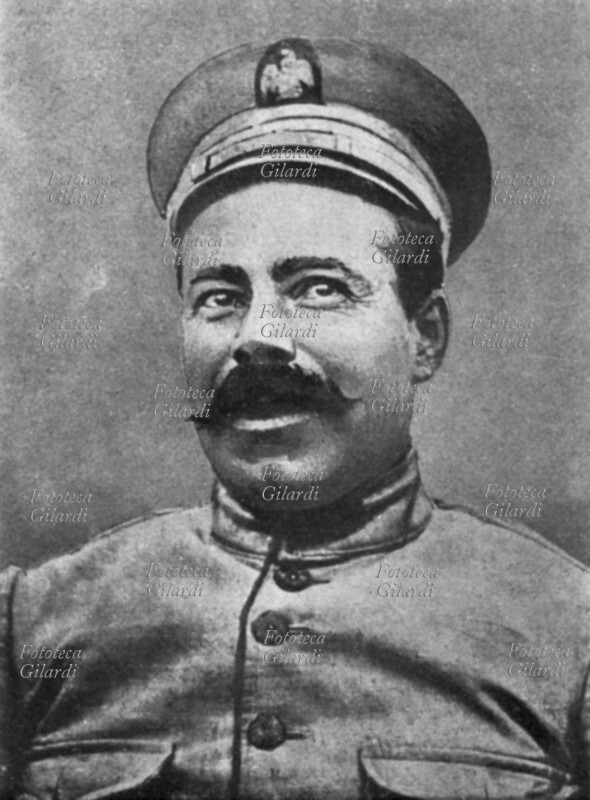 Pancho VILLA (5 giugno 1878 – 20 luglio 1923) detto anche Francisco Villa, nome di battaglia del generale rivoluzionario messicano José Doroteo Arango Arámbula; figlio di contadini poveri, scoppiata la rivoluzione (1910) si schierò dalla parte di Francisco Madero e alla morte di lui (1913) combatté contro Victoriano Huerta ed entrò trionfalmente in Città del Messico con Emiliano Zapata nel 1914. Rientrato nel Nord fu assassinato, forse per ordine del presidente Álvaro Obregón. Ritratto mezzobusto in divisa, febbraio 1914.