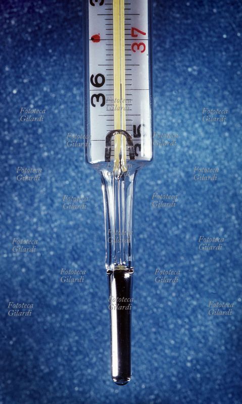 TERMOMETRO Strumento per il rilevamento della temperatura corporea, la colonnina di mercurio sale con l\