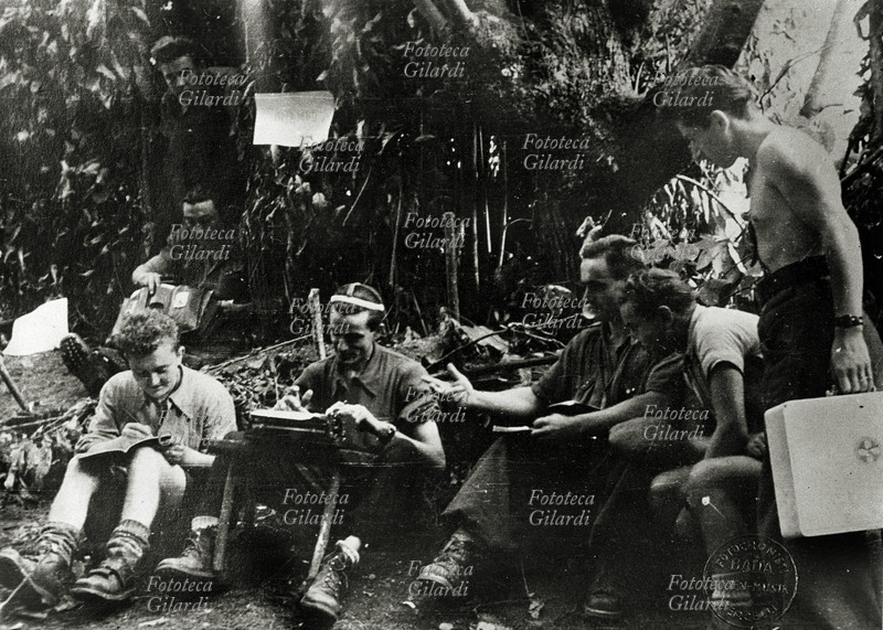 II GUERRA MONDIALE Resistenza: nella zona delle langhe una postazione partigiana. Un momento di vita della divisione, un corrispondente scrive a macchina comunicazioni ad altre divisioni. Italia 1944 .