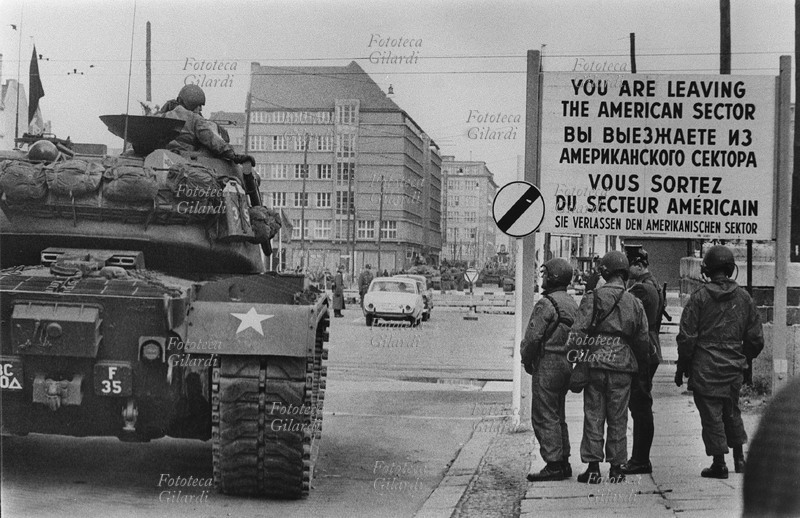 MURO DI BERLINO Un tank statunitense fronteggia il settore sovietico in Berlino divisa. Un cartello in quattro lingue (inglese, russo, francese e tedesco) recita: \