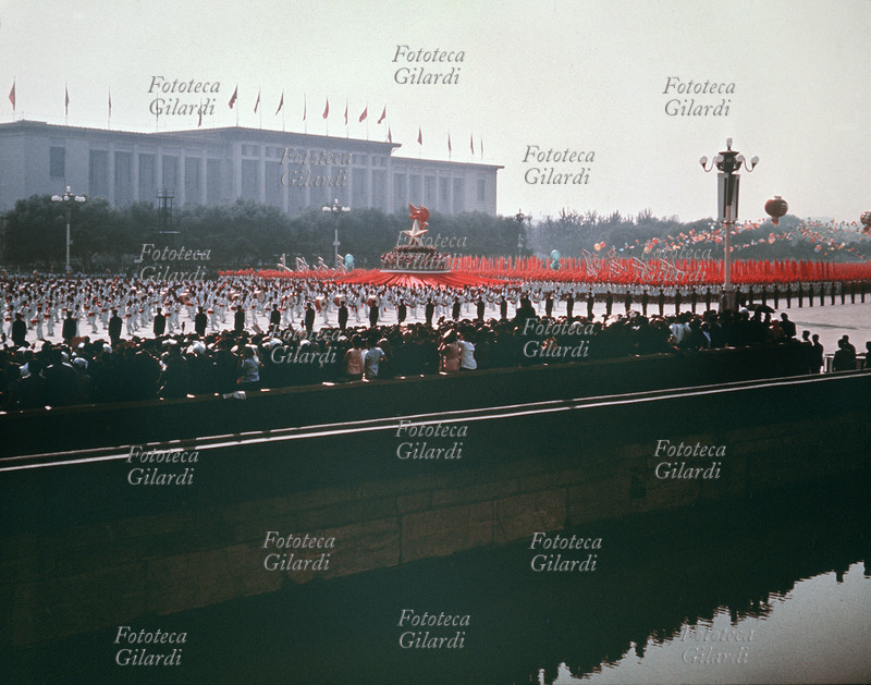 CINA La piazza Tien An Men di Pechino durante una parata. Sullo sfondo il Palazzo dei Congressi. 1970 circa.