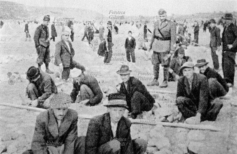 SECONDA GUERRA MONDIALE internati al lavoro fra le pietre nel campo di concentramento istituito dagli italiani sull\