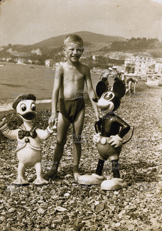 VACANZE Fotografia ricordo di un bambino in vacanza alla Colonia marina \