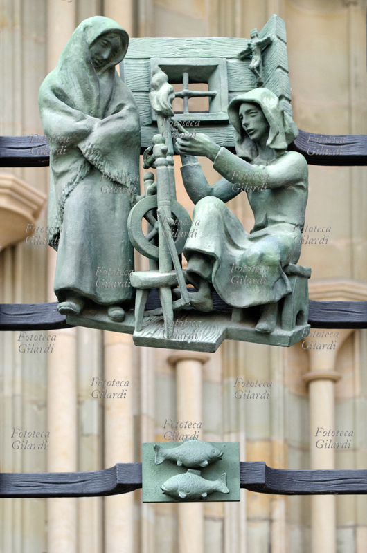 Jaroslav HOREJC (15 giugno 1886 - 3 gennaio 1983), scultore ceco: la filatura (Inverno), allegoria associata al segno zodiacale dei Pesci (20 febbraio - 20 marzo), realizzata intorno al 1955 come decorazione per l\