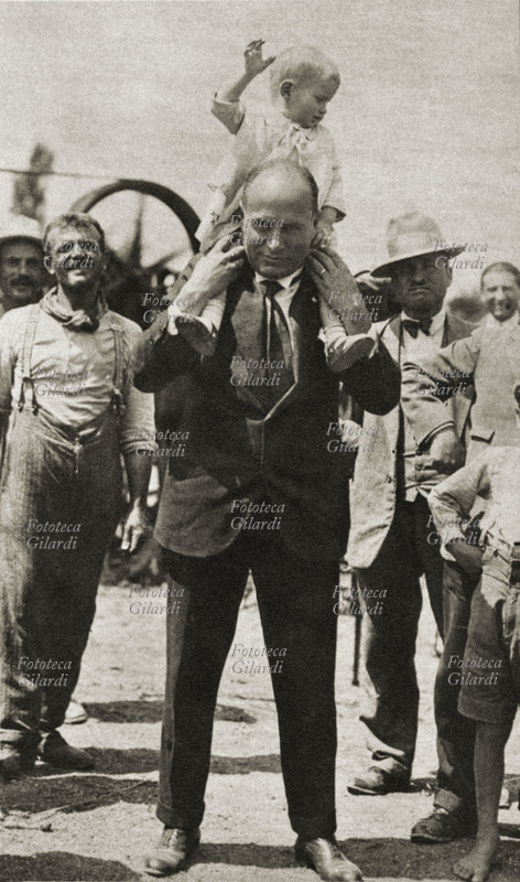 Benito MUSSOLINI (1883-1945) in vacanza a Villa Carpena in Romagna, porta sulle spalle il piccolo Romano, 1928 circa.