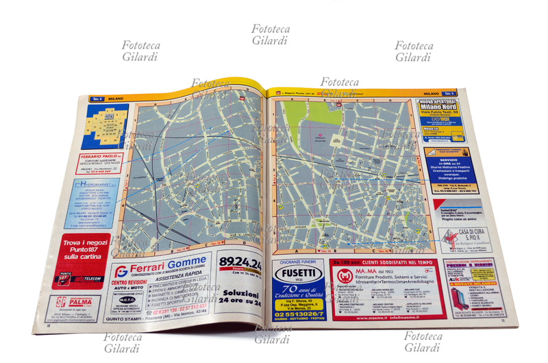TUTTOCITTÀ abbinato alle Pagine Gialle Edizione Casa, nate nel 1977, è uno stradario che contiene le mappe delle città italiane. In 37 province, in genere quelle che necessitano di una guida più grande, TuttoCittà viene distribuito a parte, mentre nelle altre è una sezione del volume delle Pagine Gialle. Doppia pagina dello stradario cittadino, mappa dettagliata in 39 tavole, più altre con i comuni limitrofi. Milano 2003