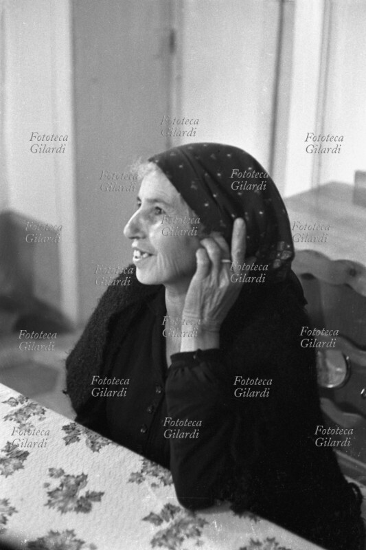 ALBANO DI LUCANIA anziana donna racconta un episodio di infestazione: sequenza fotografica (4ª di 7); l\