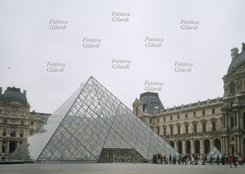 PARIGI Veduta del Museo del Louvre con il nuovo ingresso costruito all\