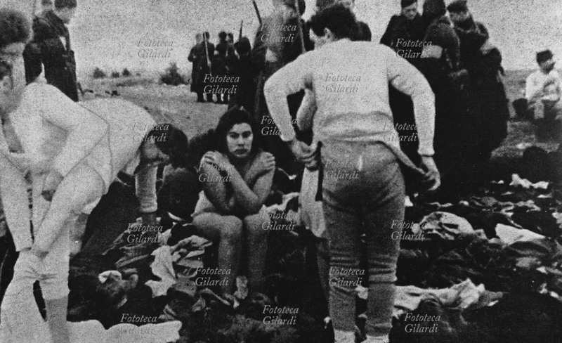 NAZISMO antisemitismo, sterminio. Donne ebree costrette a spogliarsi prima dell\
