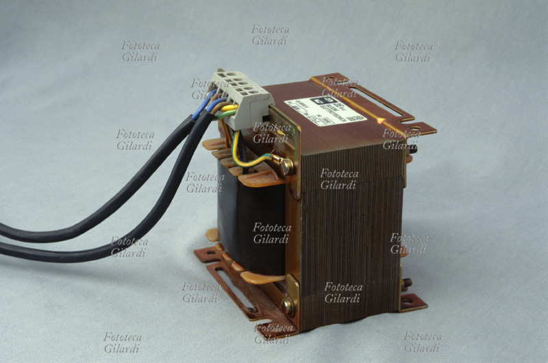 TRASFORMATORE di tensione da 220 Volt a 110 Volt, utilizzato per alimentare un apparecchio costruito per funzionare in Giappone, dove viene erogata la tensione più bassa, collegandolo alla rete elettrica italiana dove la tensione è superiore. Milano, 1989.
