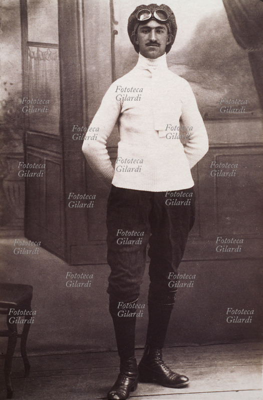 AUTOMOBILISMO pilota in tenuta sportiva; ritratto fotografico a figura intera, Lione 1913