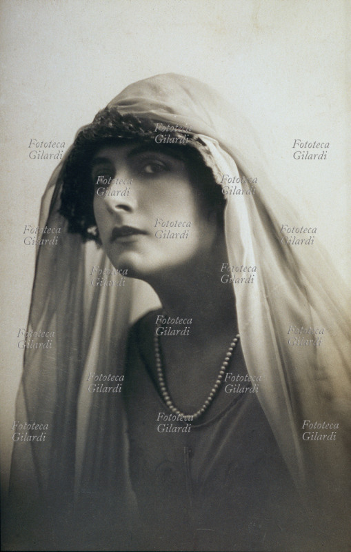 Francesca Bertini (1892) actress. Debuts in theatre in a Neapolitan dialectal company, passed to the cinema not still twenty-year-old. Its reputation of beautiful and fatal woman gave origin to the divismo in Italy. Taken part to beyond 90 films, some: Assumed Thorn (1915), Fedora (1916), nude woman (1918).