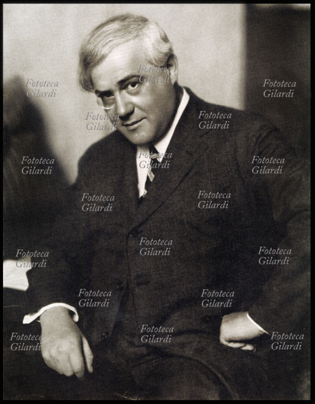 Ferenc Molnár, pseudonym of Ferenc Neumann (1878-1952) executed photographic Portrait from Nicholas Muray. Journalist and writer Hungarian of Jewish origin, moved in the United States shortly before according to world-wide conflict because of the pogroms, remaining to you until death. He published various novels, novels and dramas for the theatre. He is the author of the book the boys of the way Pál, classic of the literature for boys, published in 1907.