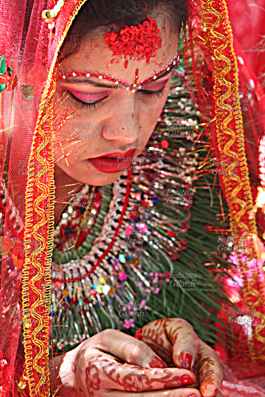 NEPAL Kathmandu - Una giovane sposa durante il rito induista, maggio 2009