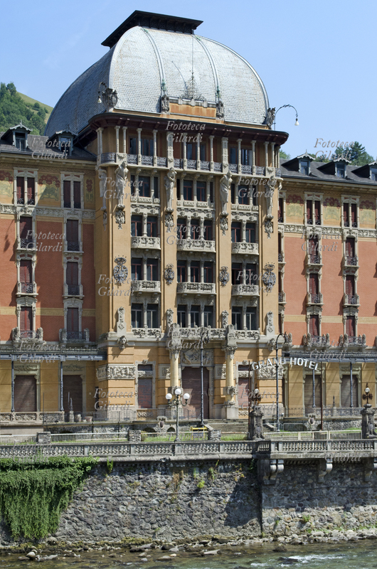 SAN PELLEGRINO TERME Veduta del corpo centrale del Grand Hotel, monumentale architettura in stile Liberty; costruito nel 1905, ospitò negli anni importanti protagonisti della storia, della letteratura e della vita politica italiana, come la regina Margherita di Savoia, la regina Elena di Savoia con i figli, i premi Nobel Eugenio Montale e Salvatore Quasimodo. L\