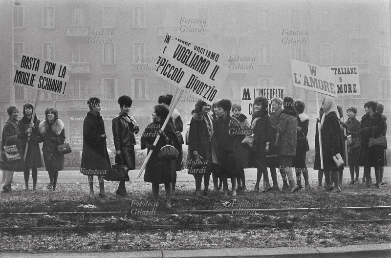 DONNE manifestano pro-divorzio. Performance pubblicitaria per un film. In Italia negli anni Sessanta il movimento femminista si fa promotore del desiderio popolare di attuare la legalizzazione del divorzio, già vigente in altri stati europei. Milano 1962
