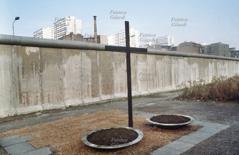 MURO DI BERLINO veduta fotografica da Ovest pochi anni prima della distruzione, che avvenne il 9 novembre 1989. Berlino, 1985 circa