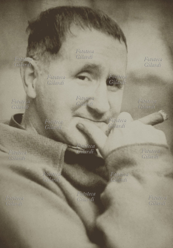 Bertolt BRECHT (10 febbraio 1898 – 14 agosto 1956), drammaturgo, poeta, regista teatrale, scrittore e saggista tedesco, fondatore del teatro epico. Nel 1924 si stabilì a Berlino per dirigere il Deutsches Theater; nel 1928 ebbe il primo successo con \