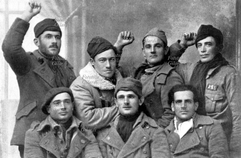 SPAGNA Guerra civile. Un gruppo di volontari garibaldini italiani a Tardienta, 1937.