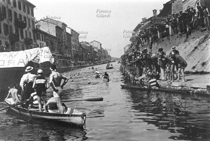 MILANO gara di nuoto al Naviglio Grande. Fotografia, Milano 1900.