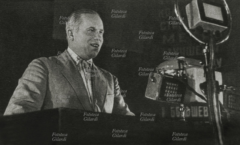 Nikita Sergeevic KRUSCEV (1894-1971) parla ai giovani lavoratori della metropolitana. URSS, Mosca 1935