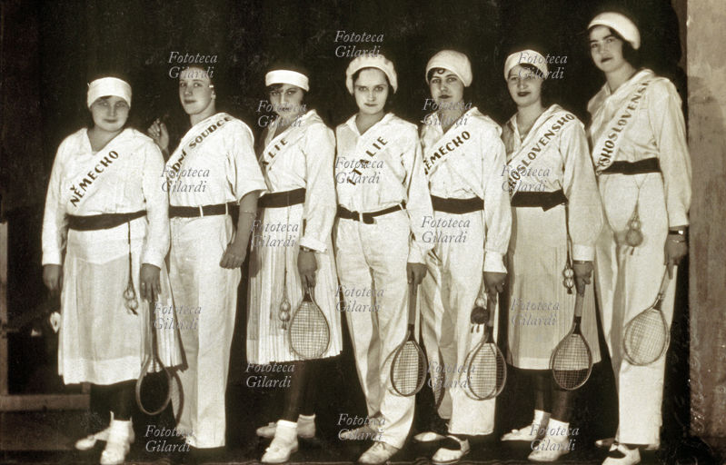 SPORT tennis. Fotografia di gruppo delle finaliste di un torneo europeo di tennis, tenuto in Europa dell\