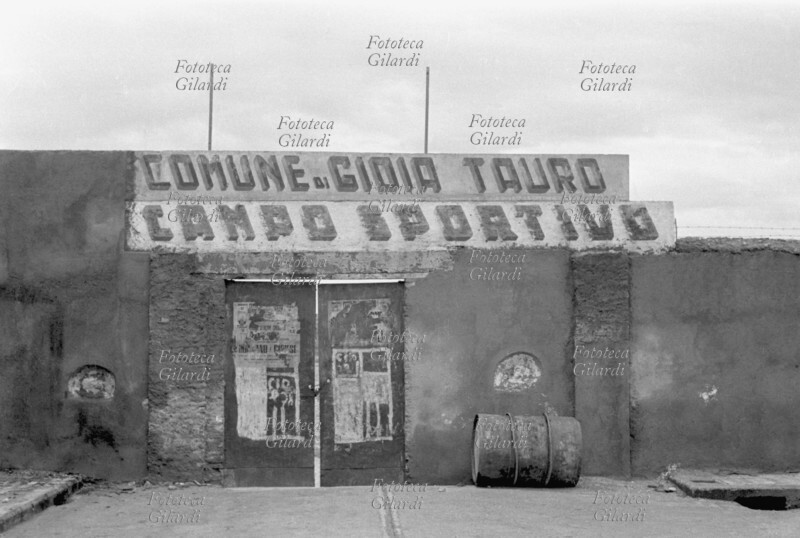 SINDACATO nei locali del campo sportivo del paese si tenevano anche le riunioni sindacali. Fotografia di Ando Gilardi (1921 - 2012) #andogilardi, da una serie presa per la Commissione di inchiesta sulle raccoglitrici di olive in Calabria istruita dalla C.I.G.L., Gioia Tauro (Reggio Calabria) 22 – 25 novembre 1957.