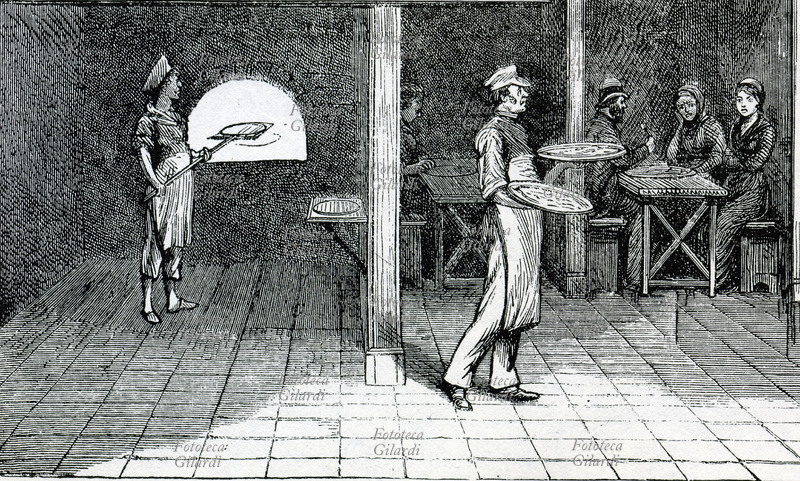 NAPOLI Pizzaiolo lavora vicino al forno e cameriere serve le pizze calde. Stampa del XIX secolo