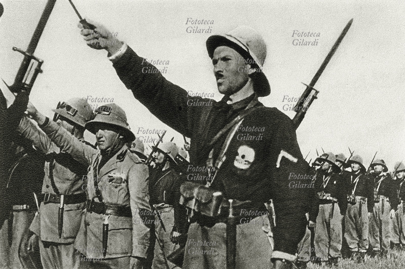 COLONIALISMO A.O.I. Etiopia, Guerra in Africa Orientale. Arrivo dei legionari camice nere sul suolo africano. Saluto romano con pugnale, fucile e baionetta in spalla. Italia, 1935