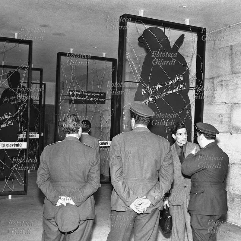 ANTICOMUNISMO Ferrovieri commentano i pannelli su cui campeggiano le scritte \