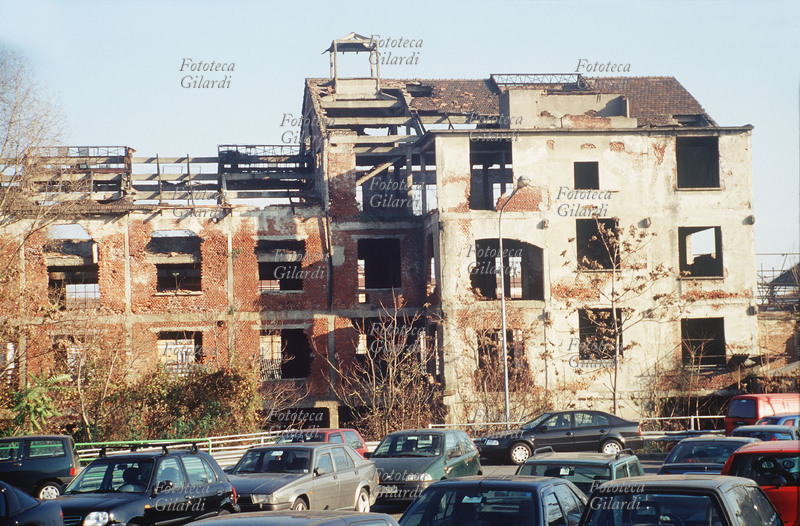 STORIA INDUSTRIA Area industriale dismessa. (Ex fabbrica Sirio saponi) Veduta di un edificio fatiscente davanti al quale c\