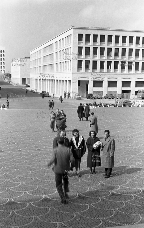 IV CONGRESSO della CGIL Alcuni partecipanti posano per una fotoricordo sulla piazza antistante il Palazzo dei Ricevimenti e dei Congressi, l\