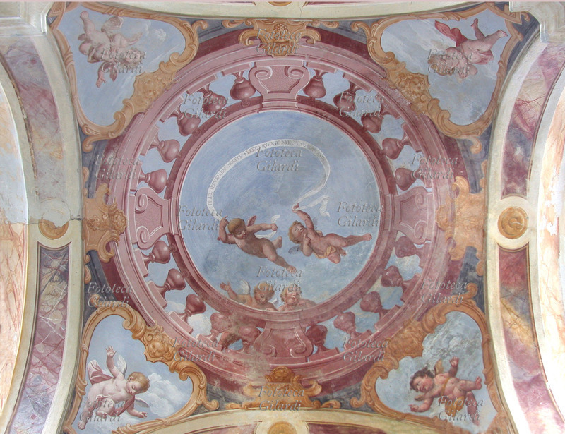 ANGELI in volo portano un cartiglio con una frase tratta dal Vangelo secondo Luca. Affresco trompe l\