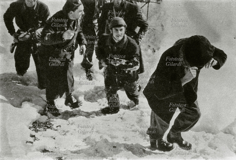 II GUERRA MONDIALE Resistenza. Cattura di un partigiano ad opera dei paracadutisti del battaglione \