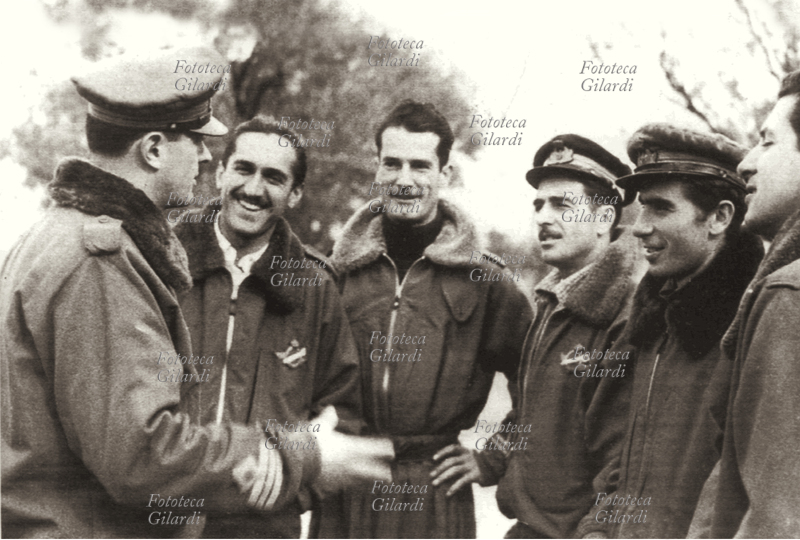 SECONDA GUERRA MONDIALE 132° Gruppo Autonomo Aerosiluranti a Rodi. Da sinistra: Cap. Carlo Emanuele Buscaglia, Cap. Giuseppe Cippelletti, Ten. Giuseppe Cimicchi, il Cap. Bartolomeo Tommasino ed il Capitano Carlo Faggioni, circa 1941