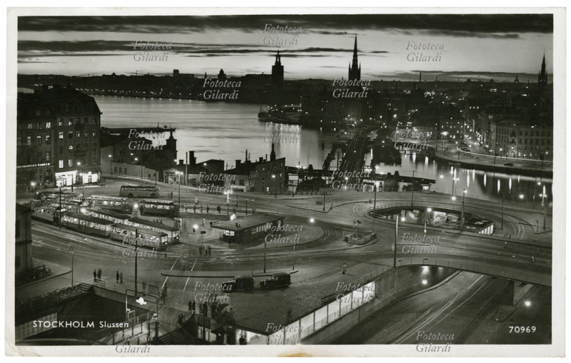 STOCCOLMA Veduta della zona di Slussen, fra il lago Mälaren e il Mar Baltico, importante nodo nel sistema di trasporti cittadino della capitale della Svezia. Cartolina postale fotografica, 1950 circa