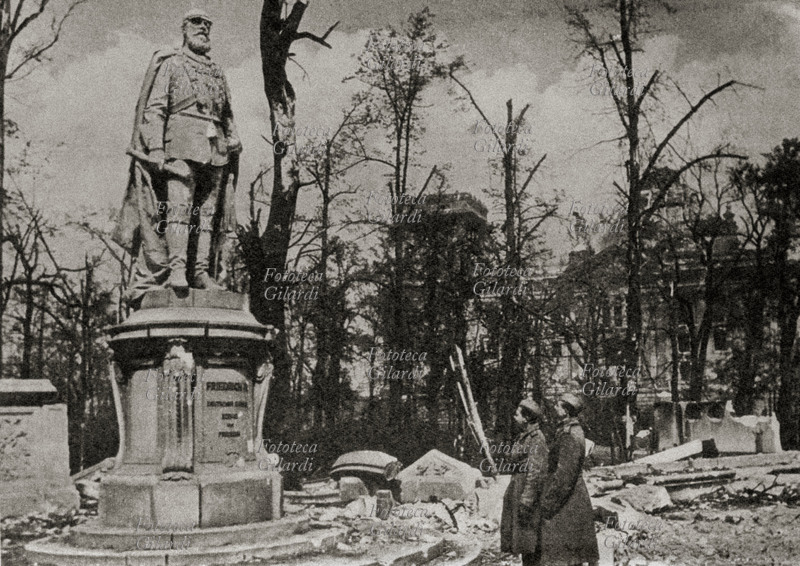 II GUERRA MONDIALE Berlino: due soldati russi guardano il monumento dedicato a Federico II rimasto in piedi in mezzo alle macerie della città. Germania, maggio 1945