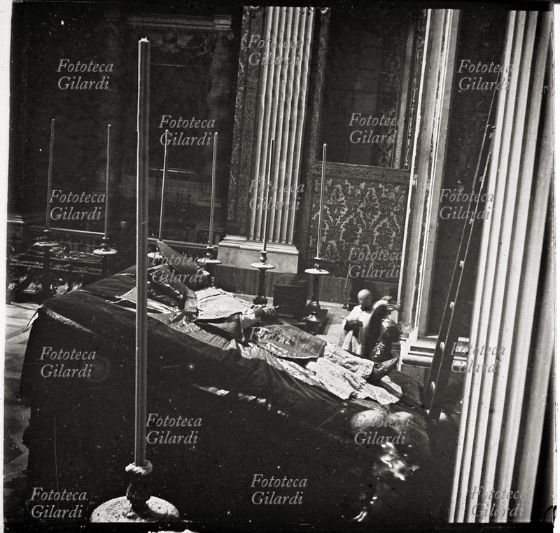 PAPA LEONE XIII (Gioacchino Pecci, 1810-1903), papa dal 1878. La salma di Leone XIII esposta in San Pietro Fotografia, lastra stereoscopica in vetro, 1903