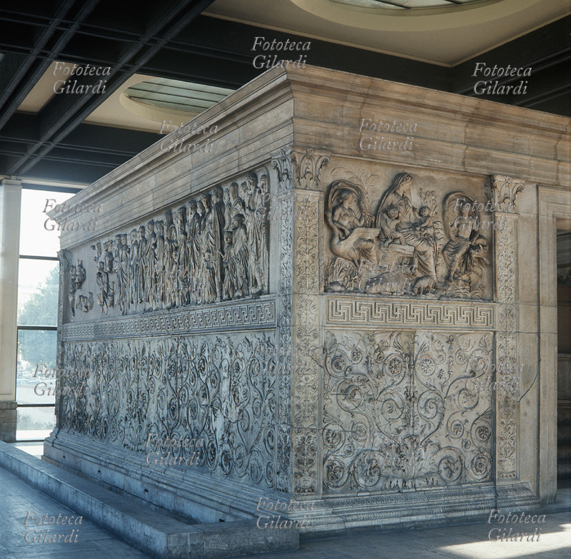 ANTICA ROMA Ara Pacis Augustae. Sul lato corto qui visibile c\