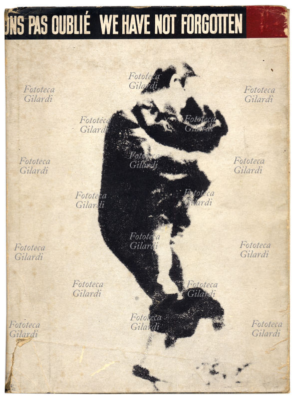 SHOAH copertina del saggio in tre lingue (inglese, francese e tedesco) "1939-1945 We have not forgotten" (Noi non abbiamo dimenticato), a cura di "League of fighters for freedom and democracy". Il trattato è illustratissimo, a cura di Tadeusz Mazur e Jerzy Tomaszewski (8 ottobre 1930 - 4 novembre 2014); grafica di Wojciech Zamecznik (13 gennaio 1923 - 12 maggio 1967). Polonia Publishing House, Varsavia 1961