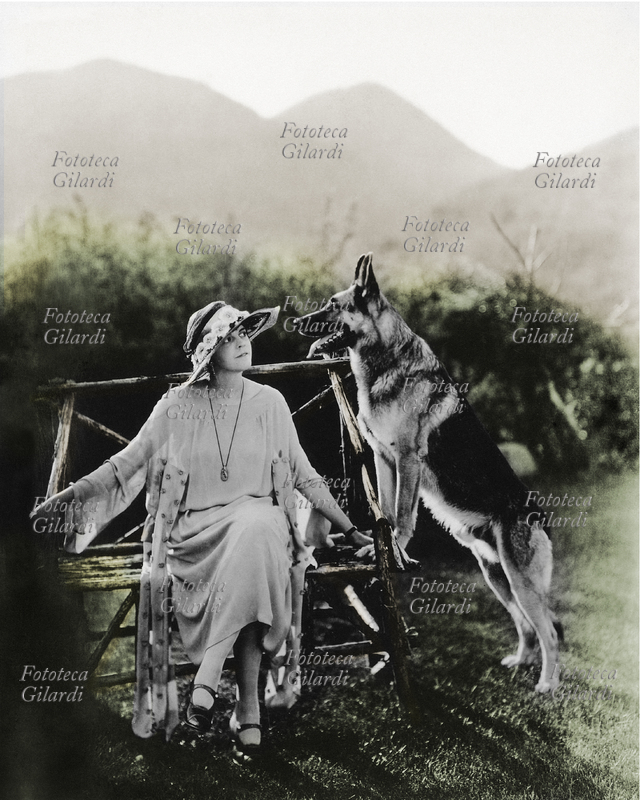 Jane MURFIN (nata Jane Macklem, 27 ottobre 1892 - 10 agosto 1955) sceneggiatrice, commediografa e regista cinematografica statunitense, insieme a Strongheart (von Etzel Oeringen, 1º ottobre 1917 - 24 giugno 1929), il cane da pastore tedesco che dopo aver ricevuto l\