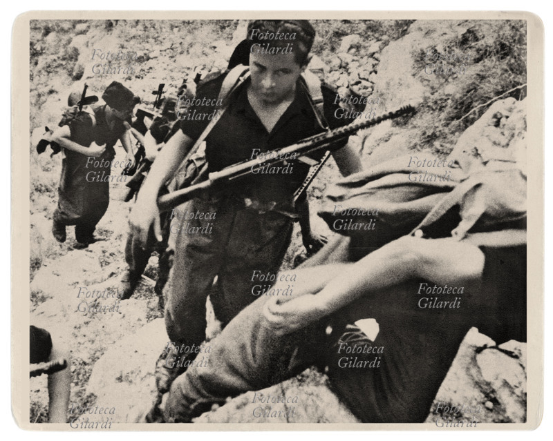 II GUERRA MONDIALE Alcuni componenti di una Brigata Nera in marcia in Piemonte, portano zaini e mitragliatori a tracolla. Repubblica Sociale Italiana, Fotografia spontanea 1944