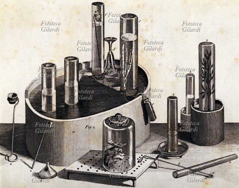Joseph PRIESTLEY (1733 – 1804), chimico e filosofo inglese. Le attrezzature con cui lo scienziato studiò la natura dell\
