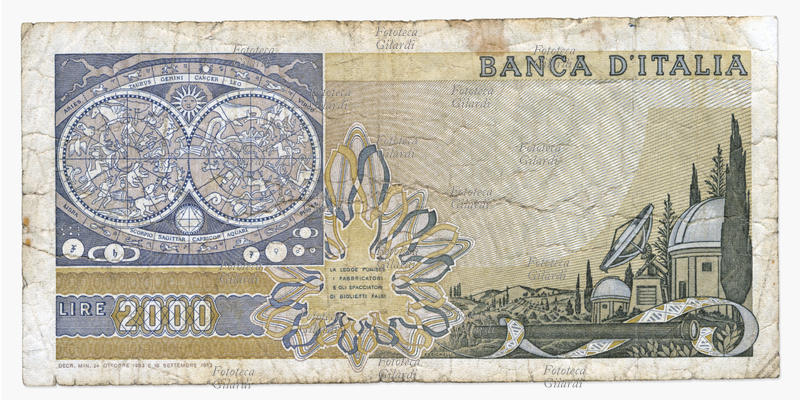 MONETE - Verso della banconota da Lire duemila 2000, vi sono raffigurati una mappa celeste ed un osservatorio planetario; emissione Repubblica Italiana 1973